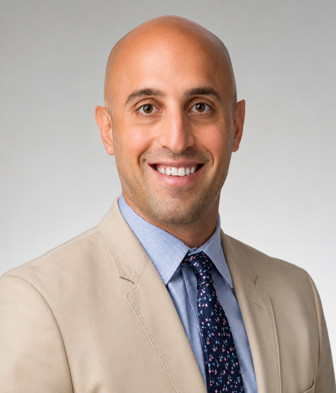 Retrato del Dr. Reza Manesh